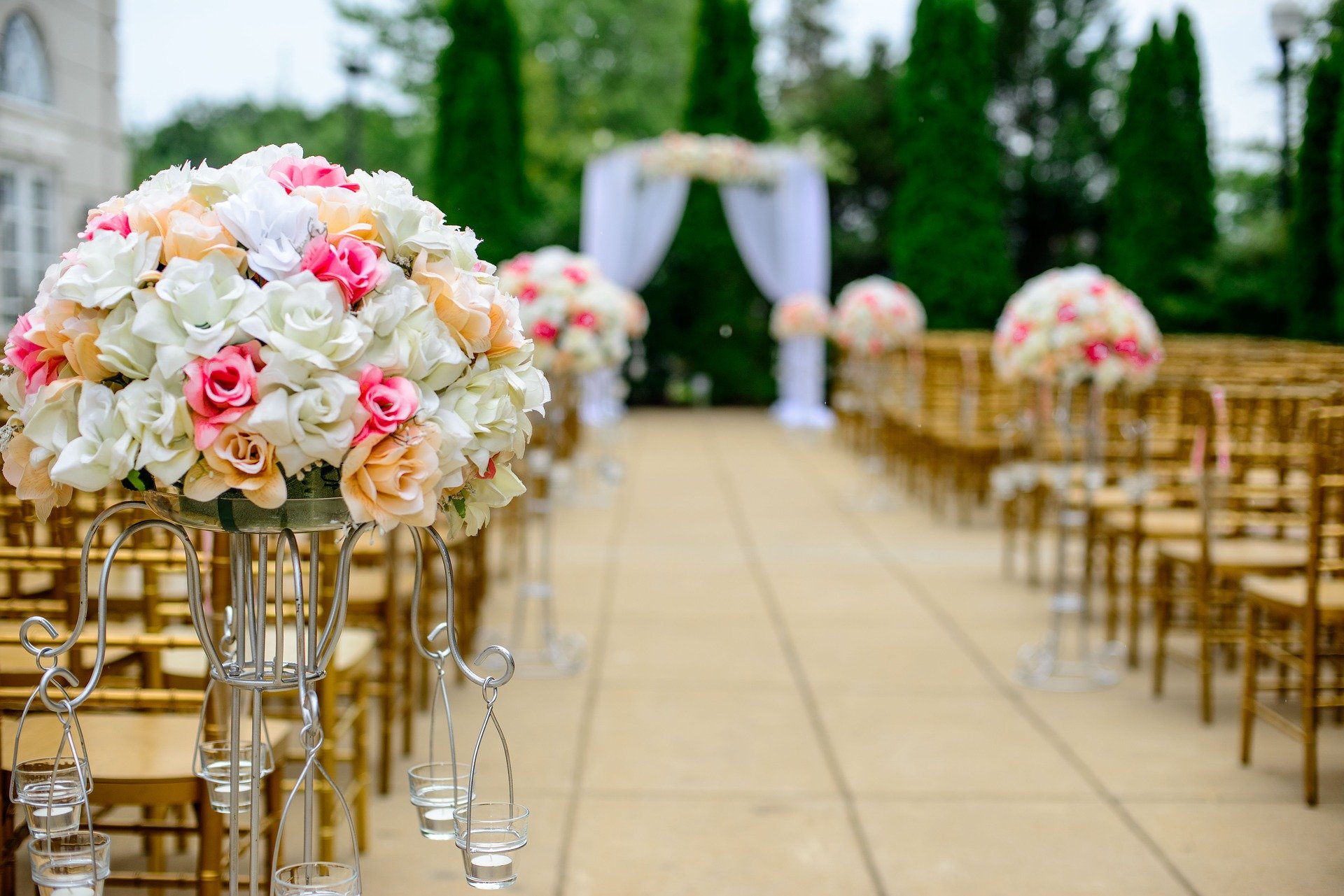 Sillas Tiffany cafes en boda con floreros